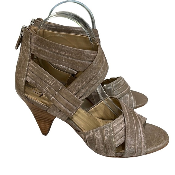 B. Makowsky Distressed Leather Cross Strap Wood Heel Sandals SZ 7 Tan - Picture 1 of 7